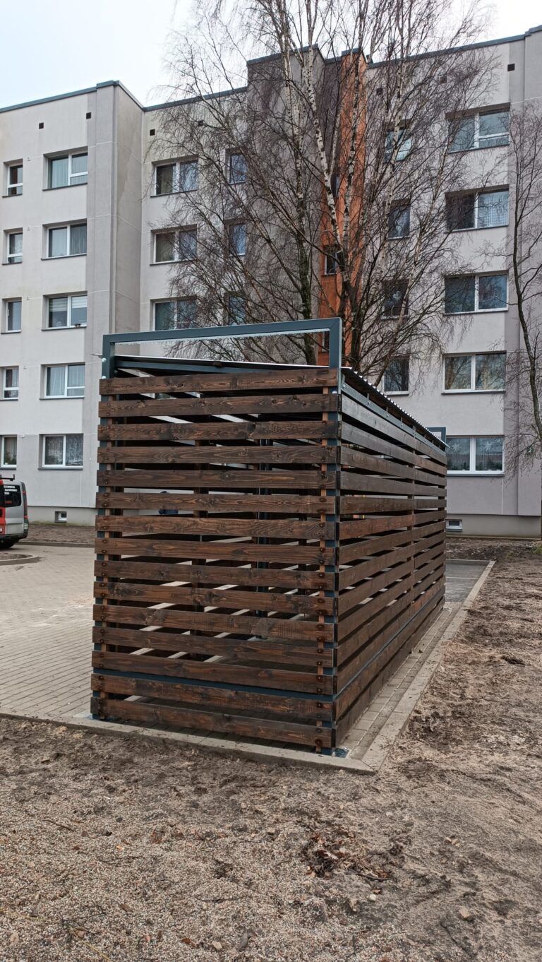 Atkritumu konteineru novietne ar dēļiem