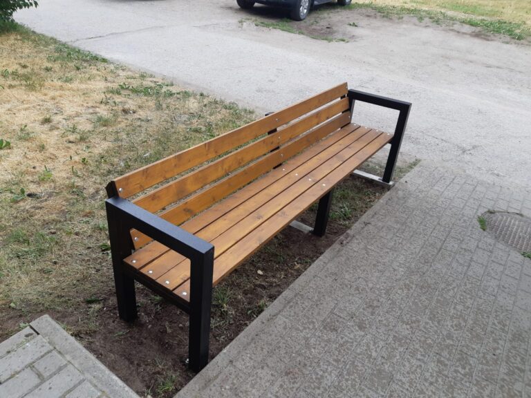 Sols pie kāpņu telpām vai parkos.