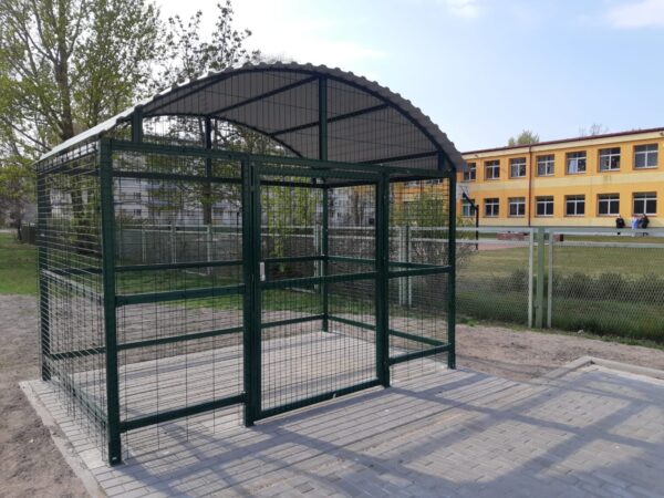 Sadzīves atkritumu konteineru novietne ar liekto jumtu 2 lieliem konteineriem - Image 2