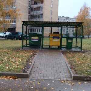 Sadzīves atkritumu konteineru novietne 3 lieliem konteineriem
