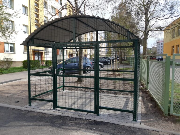 Atkritumu konteineru novietne ar liekto jumtu