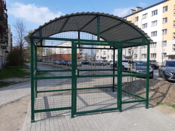 Sadzīves atkritumu konteineru novietne ar liekto jumtu 2 lieliem konteineriem