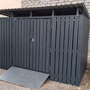Atkritumu konteineru novietne ar grīdu 2 lieliem un 2 maziem konteineriem