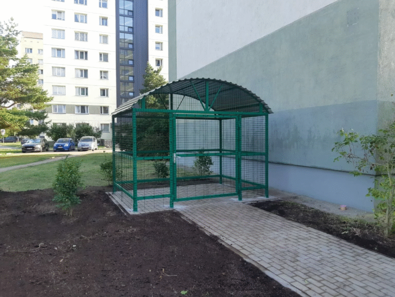 Sadzīves atkritumu konteineru novietne ar liekto jumtu 2 lieliem konteineriem - Image 4
