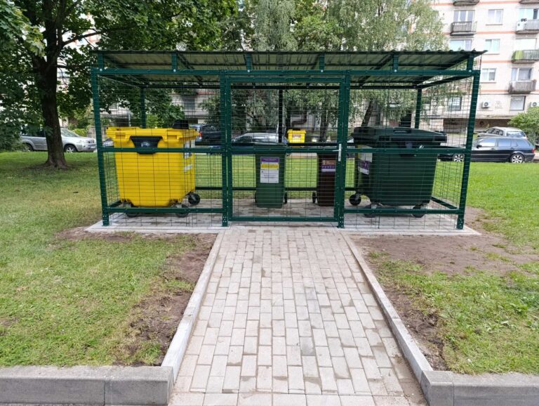 Atkritumu konteineru nojume ar sieta apdari