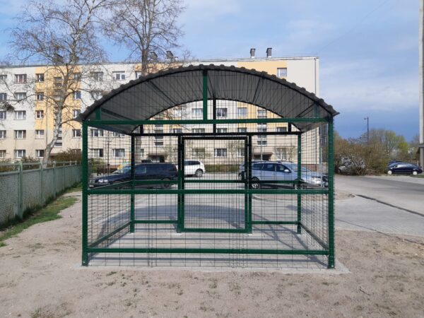 Sadzīves atkritumu konteineru novietne ar liekto jumtu 2 lieliem konteineriem - Image 3