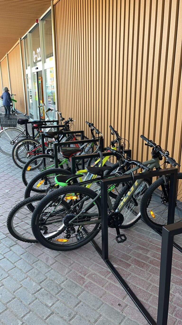 Tipveida velosipēdu novietne, velostatīvs ar tajā novietotiem velosipēdiem