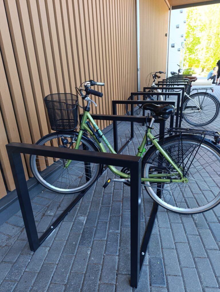 Tipveida velosipēdu novietne, velostatīvs ar tajā novietotiem velosipēdiem