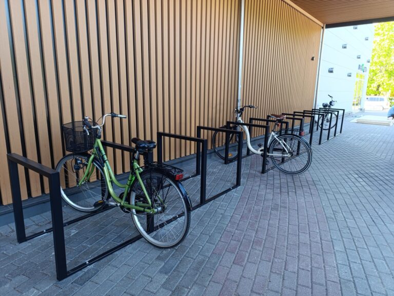 Tipveida velosipēdu novietne, velostatīvs ar tajā novietotiem velosipēdiem