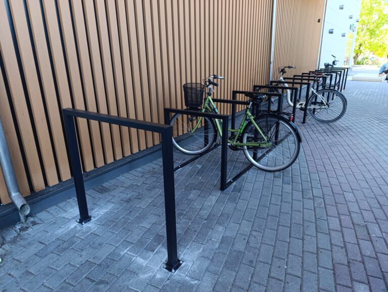 Tipveida velosipēdu novietne, velostatīvs ar tajā novietotiem velosipēdiem