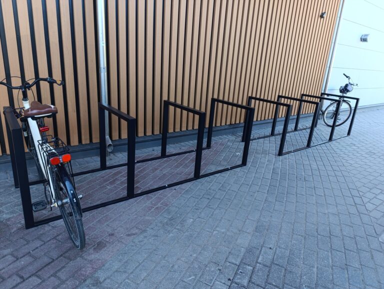 Tipveida velosipēdu novietne, velostatīvs ar tajā novietotiem velosipēdiem