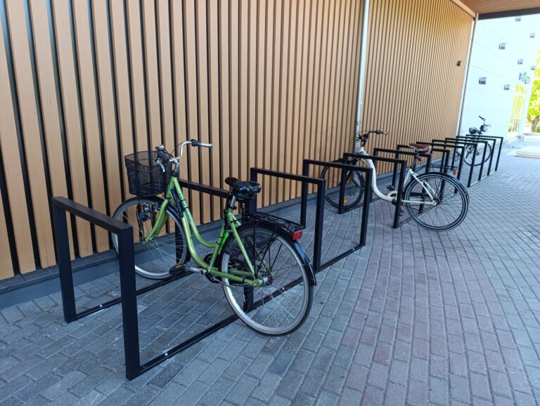 Tipveida velosipēdu novietne, velostatīvs ar tajā novietotiem velosipēdiem