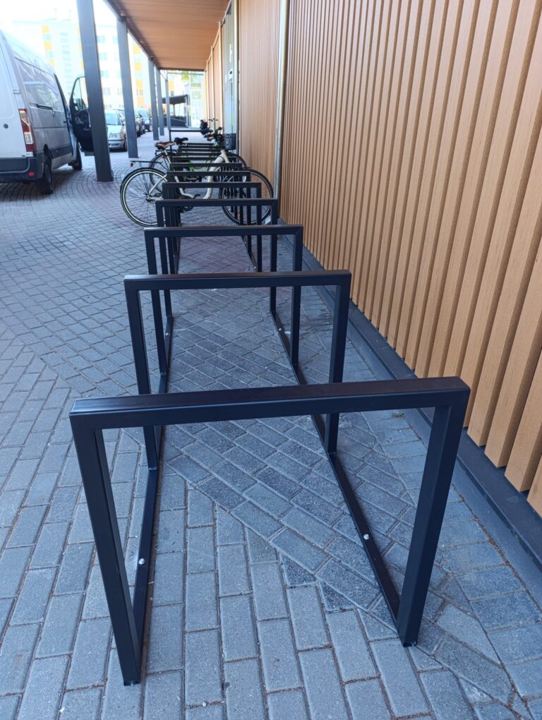 Tipveida velosipēdu novietne, velostatīvs ar tajā novietotiem velosipēdiem