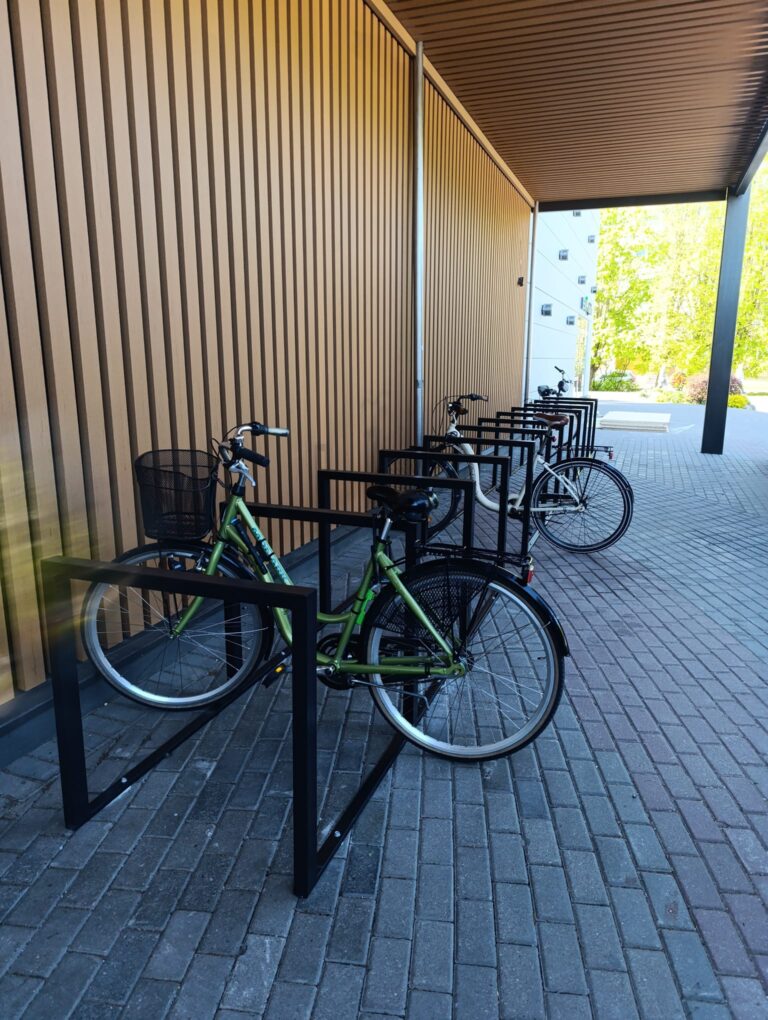 Tipveida velosipēdu novietne, velostatīvs ar tajā novietotiem velosipēdiem