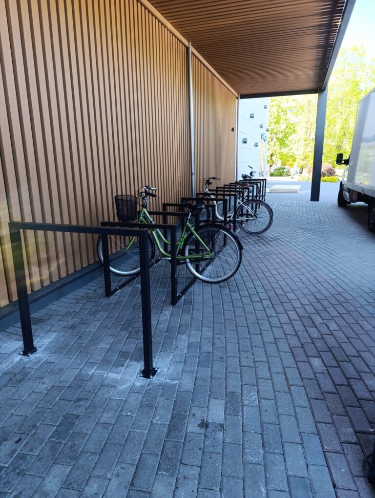 Tipveida velosipēdu novietne, velostatīvs ar tajā novietotiem velosipēdiem