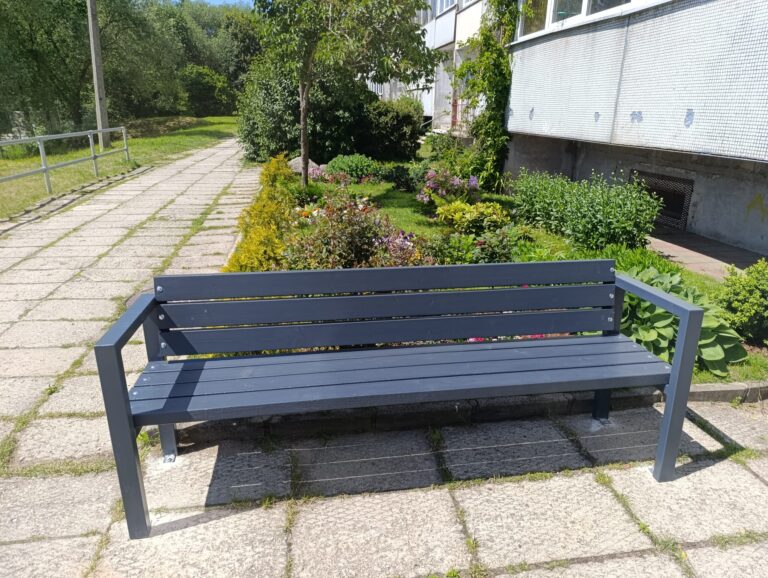 Pelēks sols ar atzveltni ražots no koka dēļiem un metāla kvadrātcaurulēm